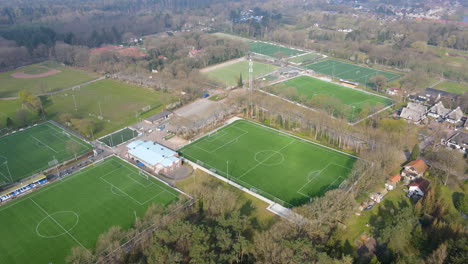 Luftbild-über-Grüne-Fußballfelder-Im-Amateursportverein