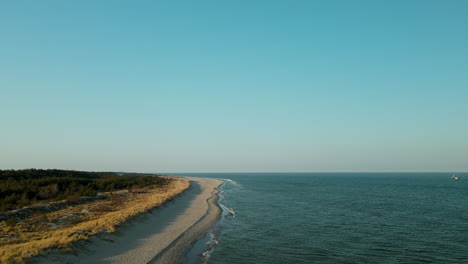 Schöne-Sonnige-Luftaufnahme-Der-Ruhigen-Sandküste-In-Hel-Polen-An-Der-Ostsee