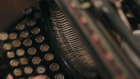 Langsame-Neigung-Nach-Oben-Von-Frauenhänden,-Die-Auf-Vintage-Schreibmaschinentasten-Tippen,-Bis-Hin-Zu-Aufklebern,-Die-Auf-Papier-Treffen