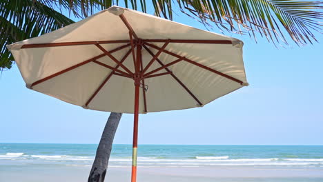 Isolierter-Sonnenschirm-Unter-Palmenblättern-Am-Tropischen-Strand