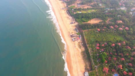 Goa-Sinquerim-Strand-Drohne-Aus-Der-Vogelperspektive