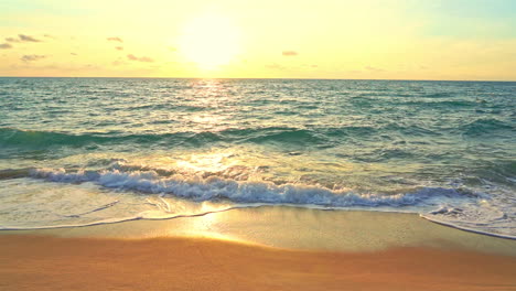 Tagesanbruch-Am-Exotischen-Strand-Mit-Tropischen-Meereswellen,-Die-Auf-Sand-Brechen,-Zeitlupe