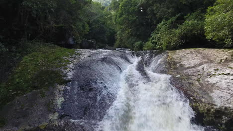 Kleiner-Wasserfall-Aus-Reinem-Wasser-In-Abgelegener-Lage-Im-Süden-Von-Brasilien