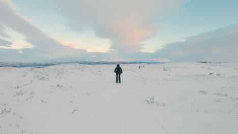 Die-Kamera-Folgt-Einer-Langläuferin-Auf-Einer-Loipe-Auf-Einem-Schneebedeckten-Berg-In-Nordschweden