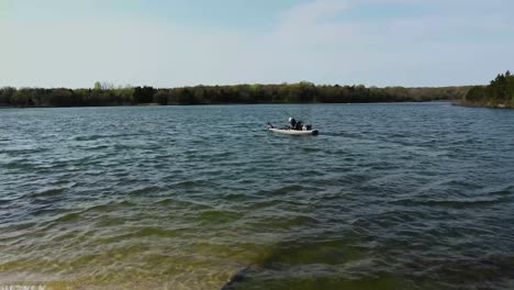 Hombre-En-Un-Kayak-En-El-Lago-Cottonwood-En-Texas