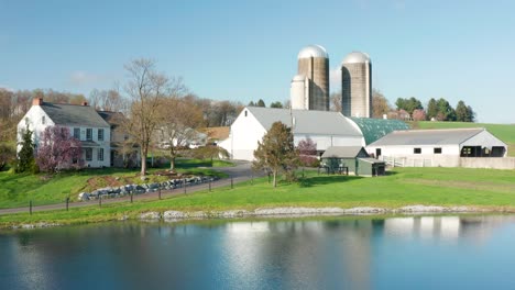 Tilt-up-reveals-American-farm-buildings,-barn,-silo,-house