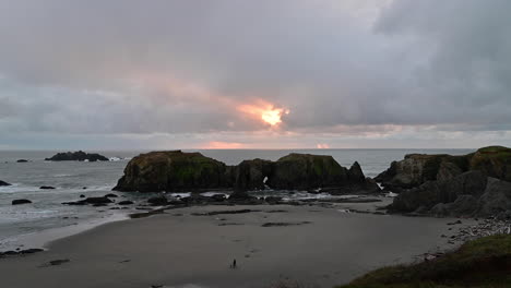 Blick-Auf-Die-Elefanten-Felsformation-Mit-Sonnenstrahlen-Durch-Die-Wolken-Am-Himmel-In-Bandon,-Küste-Von-Oregon---Statische-Aufnahme