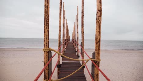 Vista-De-La-Playa-Por-El-Puente-Artificial-En-Holanda-Del-Norte-Texel-Países-Bajos