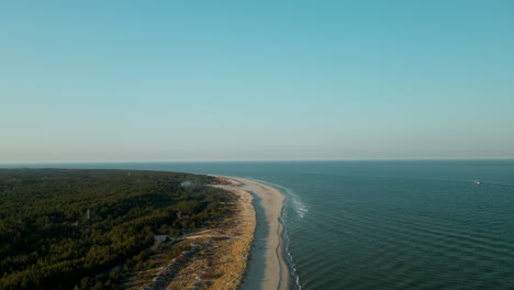 Summer-Beach-With-Serene-Ocean-In-Peninsula-Hel-In-Baltic-Sea,-Poland
