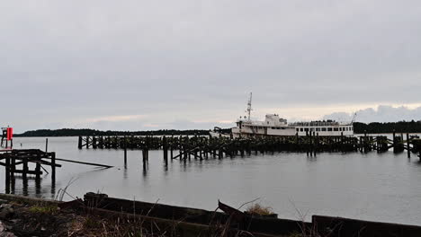 Altes-Boot-Vor-Anker-Von-Holzpfählen-Am-Empire-Dock-In-Coos-Bay,-Oregon