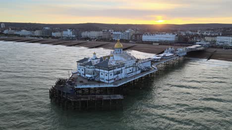 Eastbourne-Pier-Und-Strandpromenade-Bei-Sonnenuntergang-Sussex-UK-Luftaufnahme-4k
