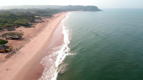 Goa-Sinquerim-Stranddrohne-Aus-Der-Vogelperspektive-Drohne,-Die-Zum-Strand-Hinunterkommt