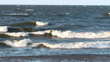 Raue-Meereswellen-Treffen-In-Der-Kalten-Und-Eisigen-Jahreszeit-Auf-Den-Sandstrand,-Zeitlupe