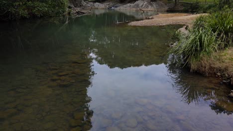 Reflejo-De-La-Luz-En-El-Agua-Prístina-De-Las-Piscinas-De-Roca-Currumbin-En-Queensland,-Australia