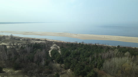 Luftbild---Küstenlinie-Des-Naturschutzgebietes-Mewia-Lacha-Und-Ostsee,-Polen-Natur,-Drohne-Dreht-Sich-Um