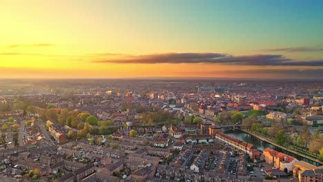 Blick-Auf-Den-Goldenen-Sonnenuntergang-Stadt-York,-England-Mit-Kathedrale-Im-Hintergrund