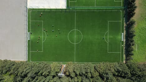 Vista-Aérea-De-Los-Jugadores-Que-Juegan-En-El-Campo-De-Fútbol-Verde-En-Tbilisi,-Georgia