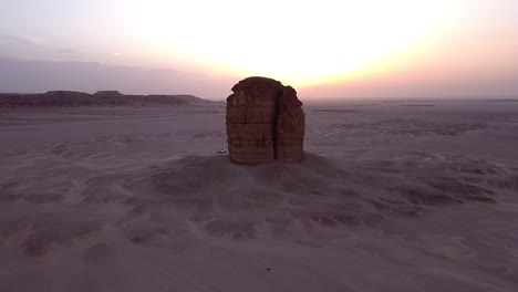 Einsame-Sandsteinklippe-Mitten-In-Der-Wüste-In-Der-Luftbahnansicht