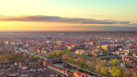 Schöne-Sonnenuntergangansicht-über-York,-England-Mit-Kathedrale-Und-Fluss-Ouse