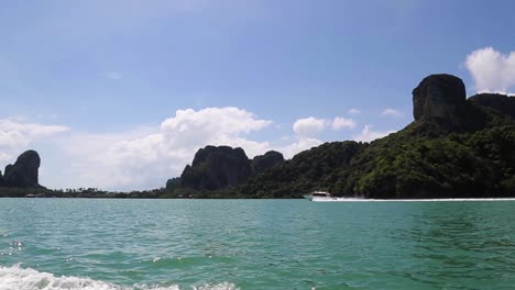 Yachtfahrt-über-Die-Andamanensee-In-Thailand-Mit-Felsiger-Insel-Im-Sommer