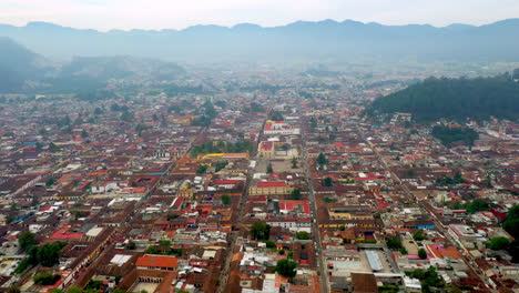 Revealing-aerial-shot-of-San-Cristobal-de-las-Casas-Mexico,-streets-and-buildings