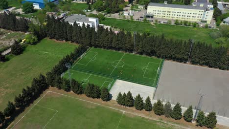 Jugadores-Durante-El-Partido-De-Fútbol-En-Un-Campo-De-Deportes-Al-Aire-Libre-En-Tbilisi,-Georgia
