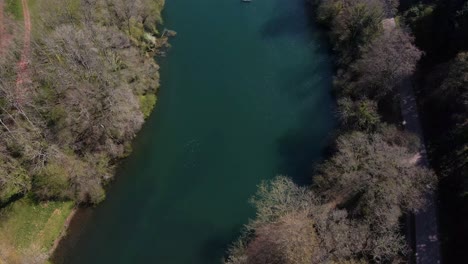 4K-flying-over-hawkridge-reservoir,-drone-moving-backwards-over-the-water,-60fps