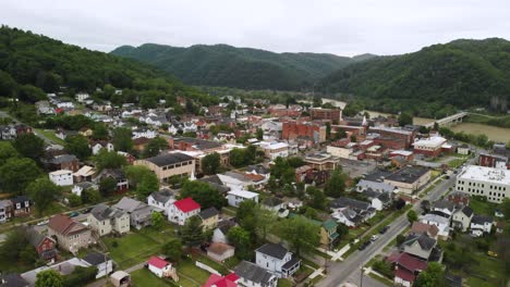 Rise-Up-Aerial-Over-Small-Town-Hinton,-West-Virginia