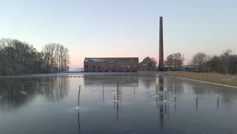 Gefrorenes-Wasser-Am-Einlass-Der-Wouda-Dampfpumpstation-Im-Wintermorgen