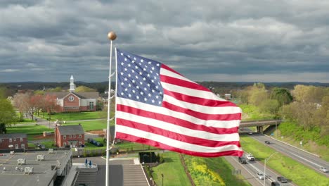 Die-Amerikanische-Flagge-Weht-Stolz-Im-Wind