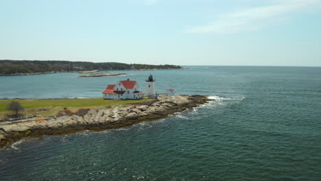 Beautiful-Aerial-Footage-of-Hendrick's-Head-Lighthouse-in-Southport,-Maine,-USA