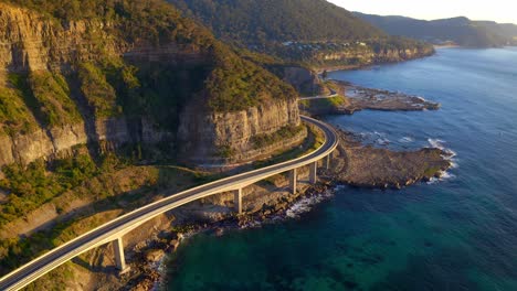 Malerische-Straße-Auf-Felsigen-Klippen-An-Der-Seeklippenbrücke-In-Der-Nördlichen-Illawarra-region-Von-New-South-Wales,-Australien