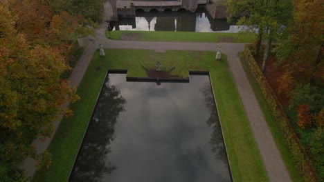 über-Einem-Glasartigen-Teich,-Der-Das-Magische-Holländische-Schloss-De-Haar-In-Utrecht-Enthüllt