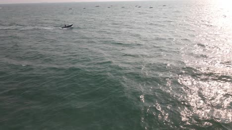 Goa-Sinquerim-Candolim-Beach-Drone-Vogelperspektive-Boot-Jet-Im-Meerwasser