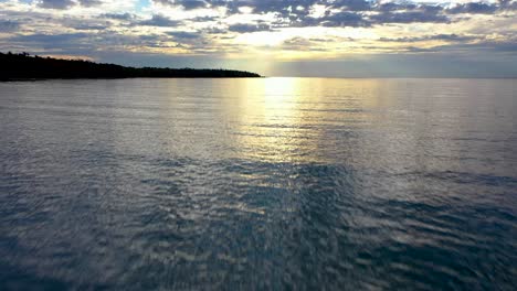4K-Drohnenvideo-Vom-Lake-Michigan-Bei-Sonnenuntergang