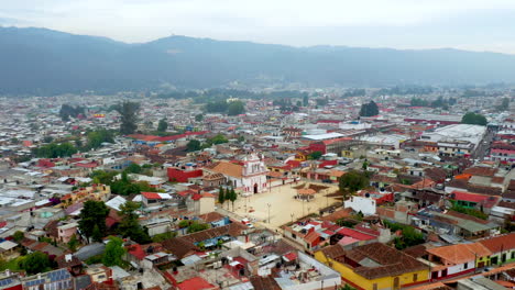 Revealing-Drone-Shot-Of-San-Cristobal-De-Las-Casas-Mexico,-Centered-On-Catedral-De-San-Cristóbal-Mártir