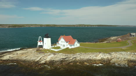 Scenic-Orbiting-Aerial-of-Hendrick's-Head-Lighthouse-in-Southport,-Maine-USA