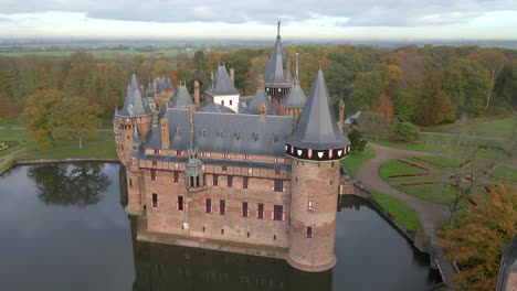 Schloss-De-Haar-Mit-Ruhigem-Wasser-Im-Graben,-Der-Fort-In-Holland-Umgibt