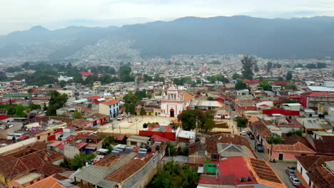Drohnenaufnahme-Von-San-Cristobal-De-Las-Casas-Mexico,-Zentriert-Auf-Der-Kathedrale-Von-San-Cristobal-Martir