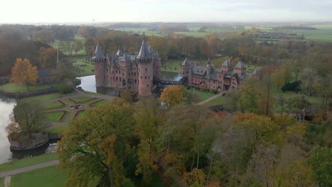 Morgens-Auf-Schloss-De-Haar-In-Den-Niederlanden-Mit-Großen-Gärten-Und-Wald