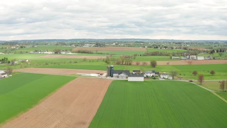 Rising-aerial-of-farmland-in-rural-Lancaster-County-PA,-USA