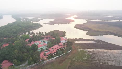 Goa-Divar-Island-Drone-Vorbei-Von-Kokospalmen-Urlaub-Mercure-Goa-Devaaya-Filmisch