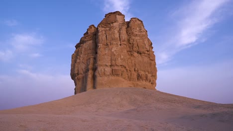 Natürliche-Sandsteinklippe-Mitten-In-Der-Wüste-Isoliert-Auf-Blauem-Himmel,-Statische-Ansicht