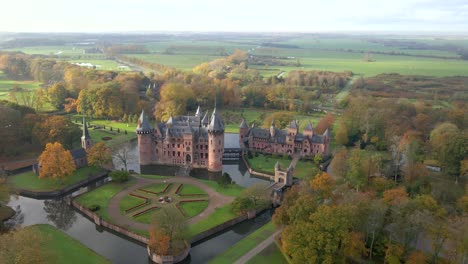 Castle-De-Haar-with-magical-morning-sunlight-and-well-maintained-gardens