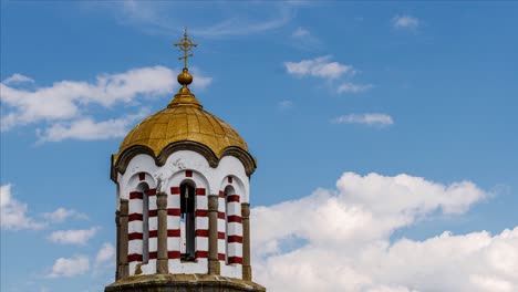 Nahaufnahme-Des-Glockenturms-Der-östlichen-Orthodoxen-Kirche-Mit-Goldener-Kuppel,-Zeitrafferwolken