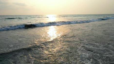 Sonnenuntergang-Wellen-Friedlich-Indien-Goa-Strand