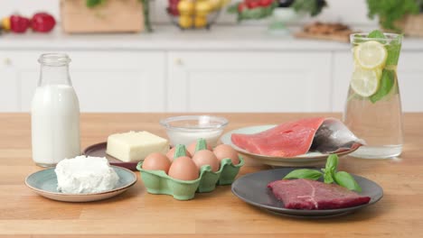 Küchenholztisch-Voller-Lebensmittel-Tierischen-Ursprungs:-Fleisch,-Fisch,-Eier,-Milchprodukte