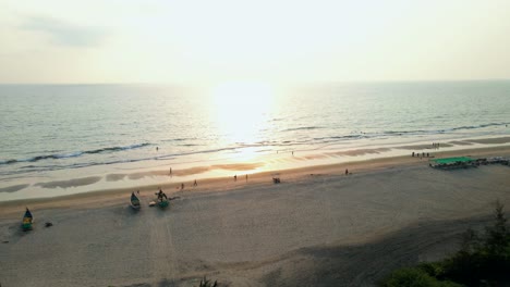 Arambol-Goa-Beach-Drone-Shot-Schiffe-Boote-Am-Leeren-Strand-Aus-Der-Vogelperspektive-Sonnenuntergang