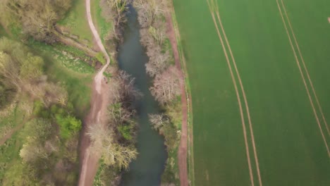 4k-Volando-Sobre-El-Tono-Del-Río-Cerca-Del-Parque-French-Weir-En-Taunton-Somerset,-Drone-Volando-Hacia-Atrás
