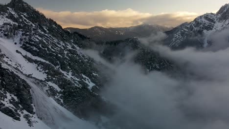 Rollende-Wolken-über-Weißen-Schneebedeckten-Bergen.-Sonnenuntergang-Hyperlapse